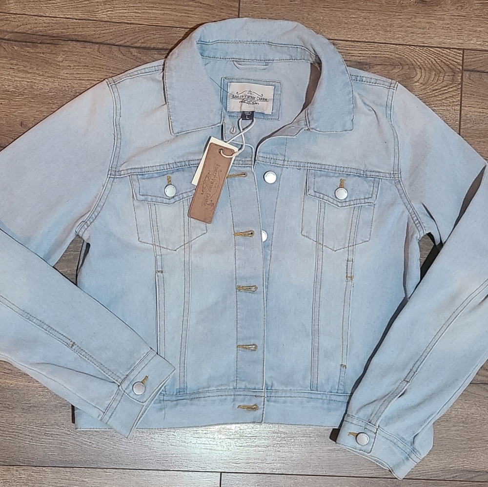 NWT'S - ASHLEY-VINTAGE CHARM - Womens Lightwash Jean Jacket, pocket - Size Large